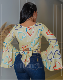 Camisa Cropeed Social Feminina Estampa de Coração Manga Longa Flare Sino