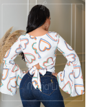 Camisa Cropeed Social Feminina Estampa de Coração Manga Longa Flare Sino
