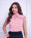 Blusinha em crepe rosa forrada. Conta com detalhes em perolas na gola e mangas.