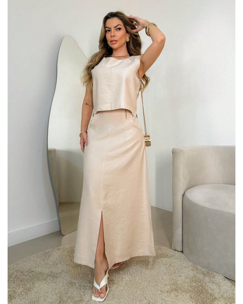 Conjunto longo de linho, composto por saia com fenda e blusa com detalhes nas alças Conjunto longo de linho, composto por saia com fenda e blusa com detalhes nas alças