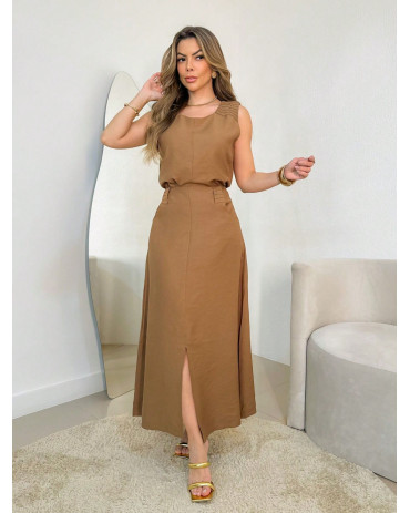 Conjunto longo de linho, composto por saia com fenda e blusa com detalhes nas alças